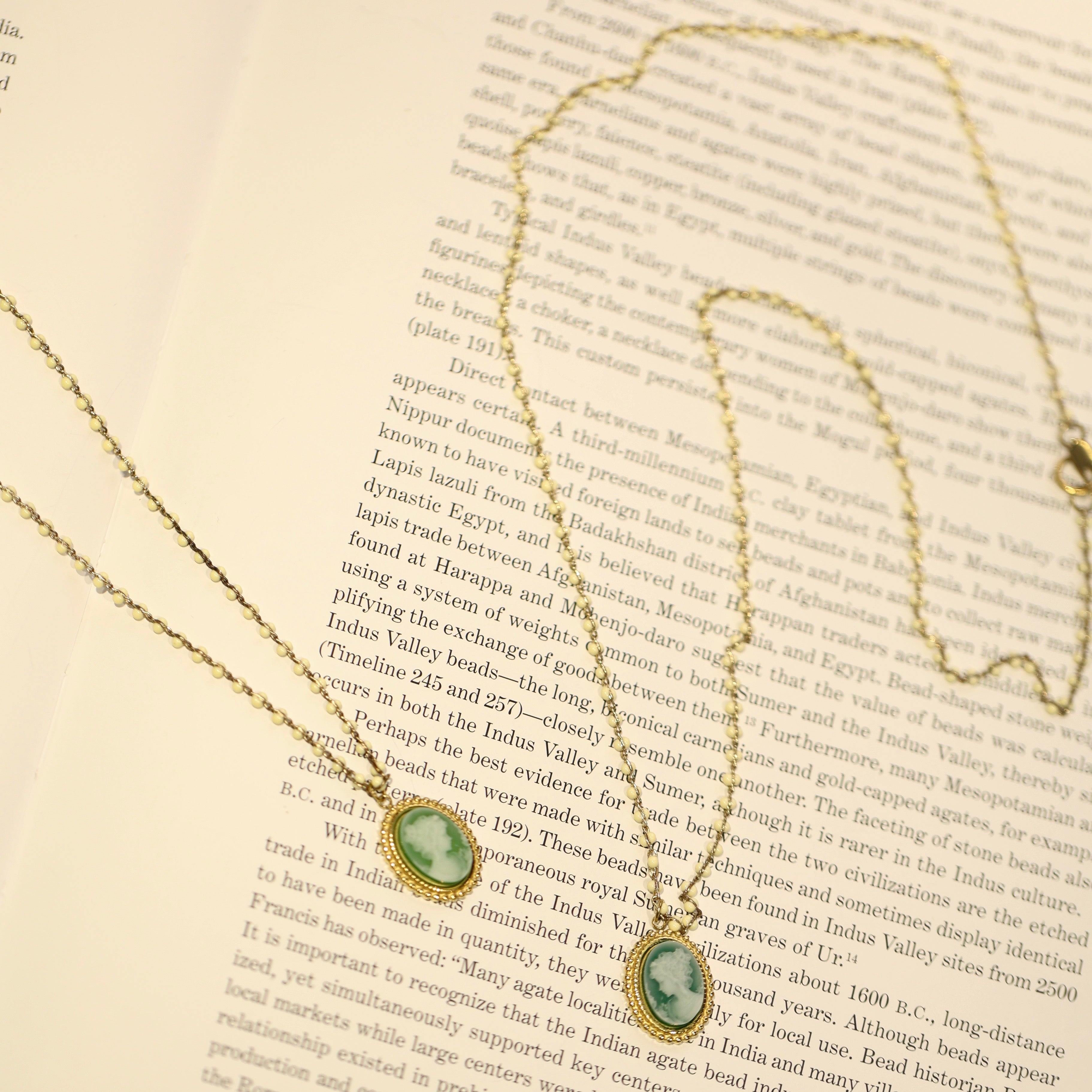La Verdure Agate Cameo Pendant