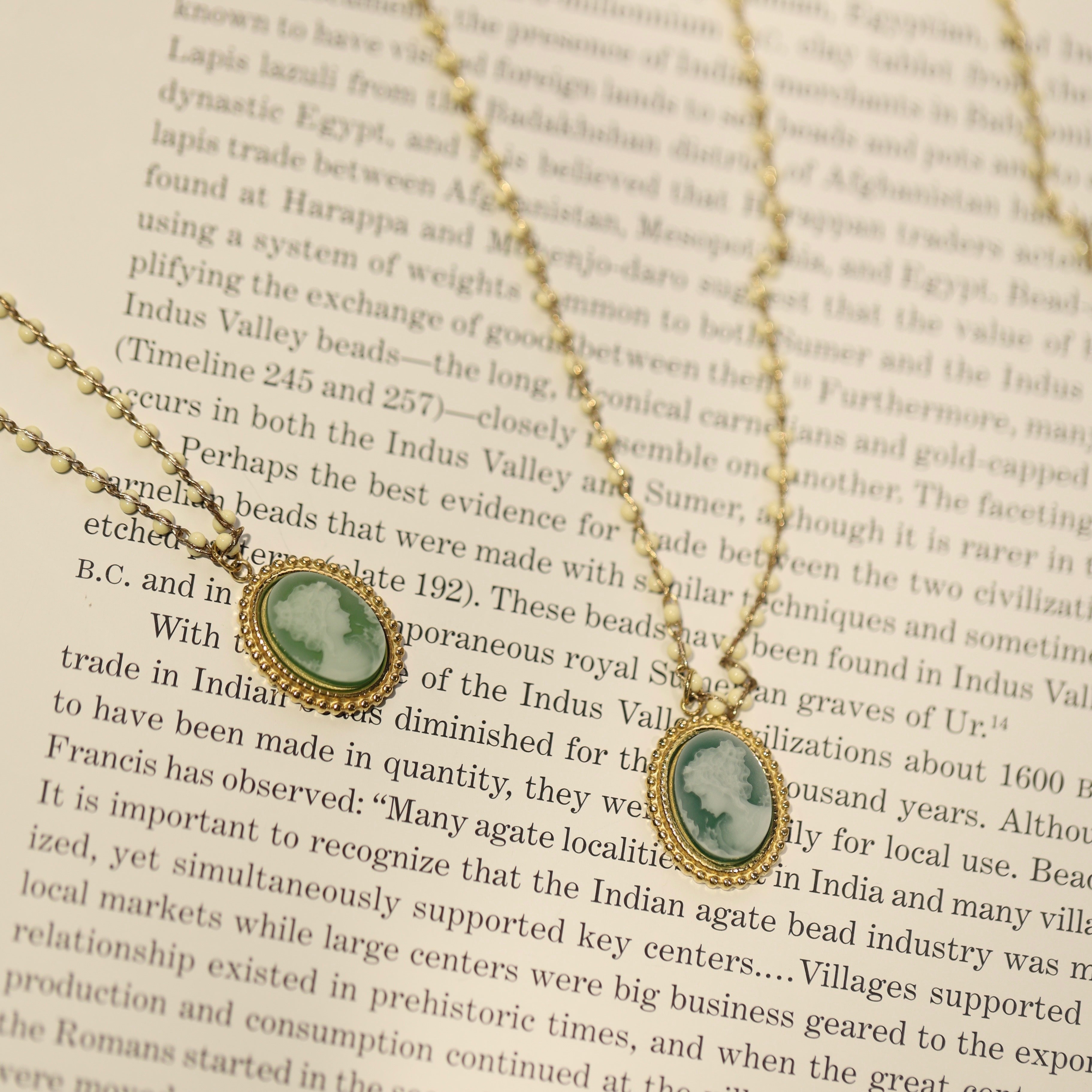 La Verdure Agate Cameo Pendant