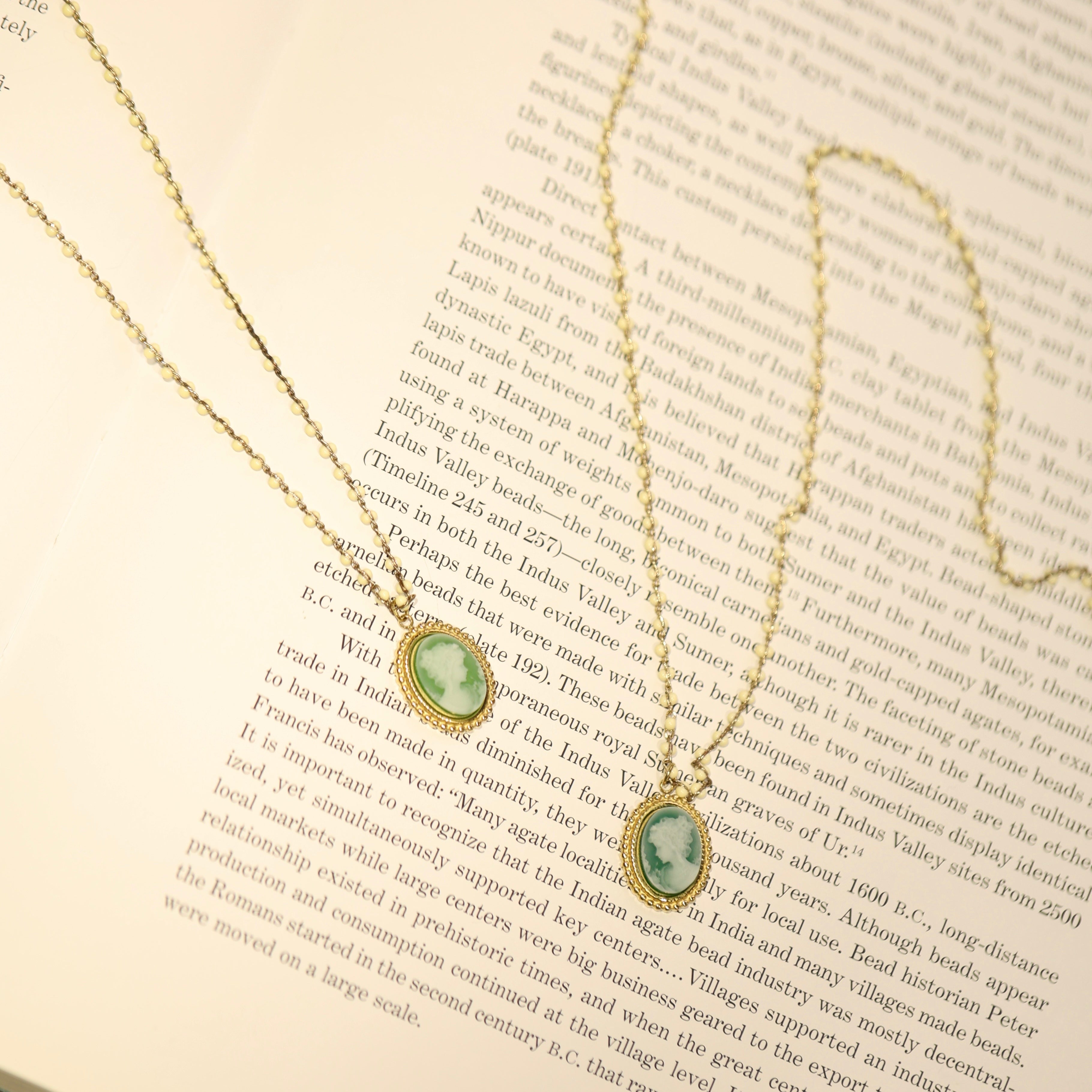 La Verdure Agate Cameo Pendant
