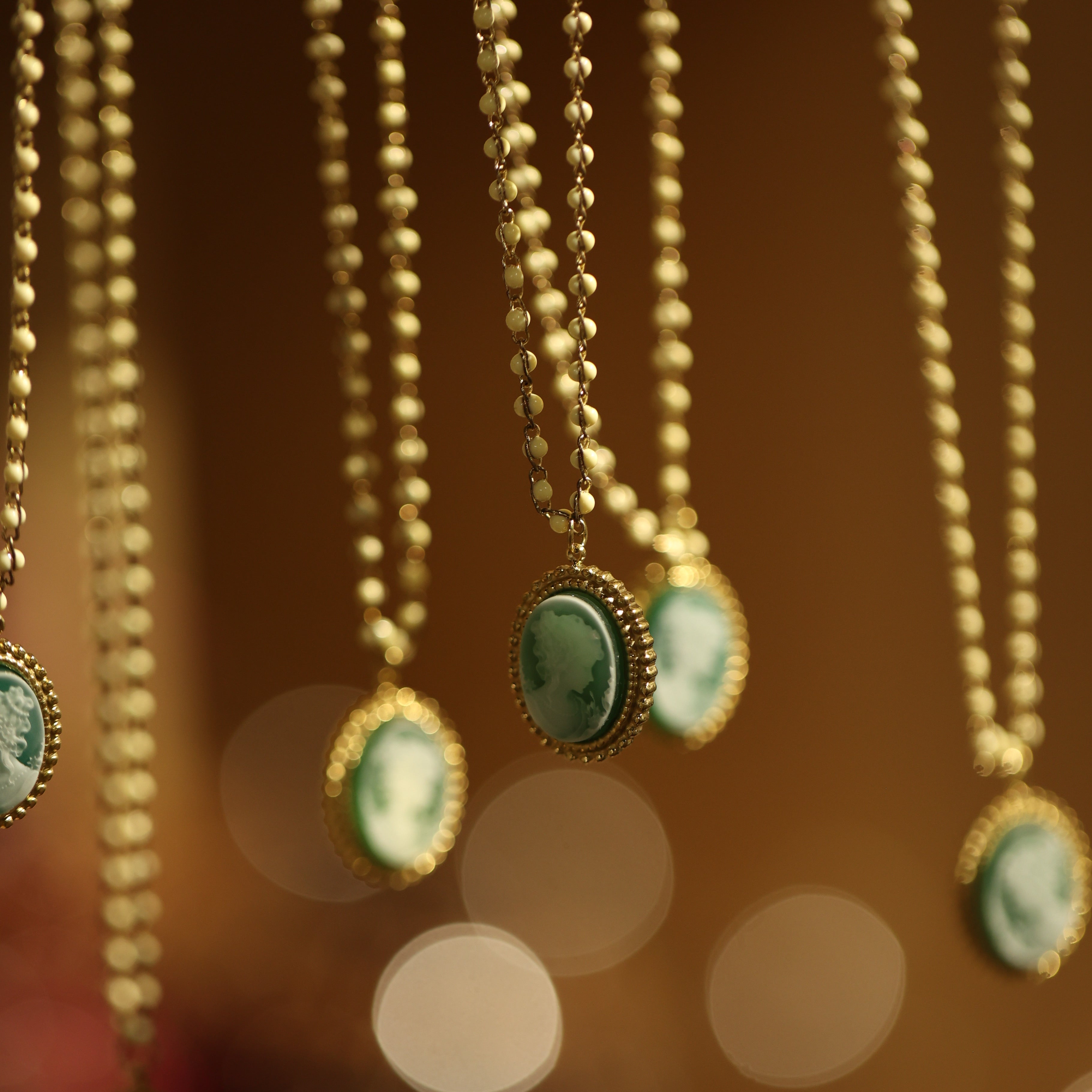 La Verdure Agate Cameo Pendant